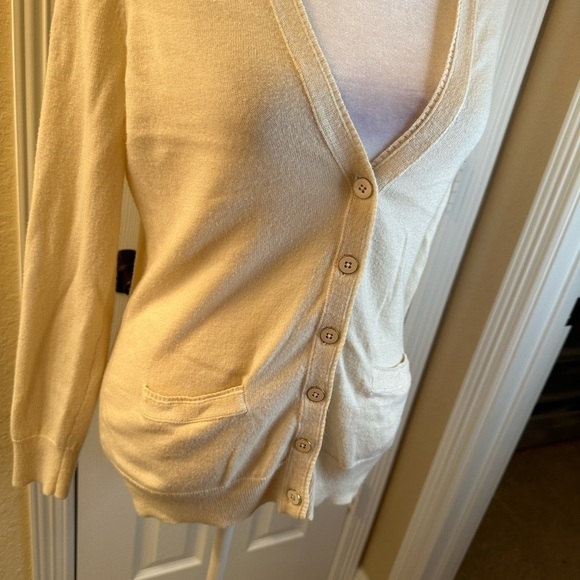 🩷5/$10 BANANA Republic petite small ivory cardigan - Picture 5 of 7